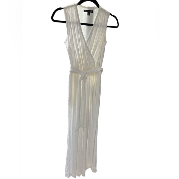 Elegant White Sleeveless Dress - Picture 1 of 8